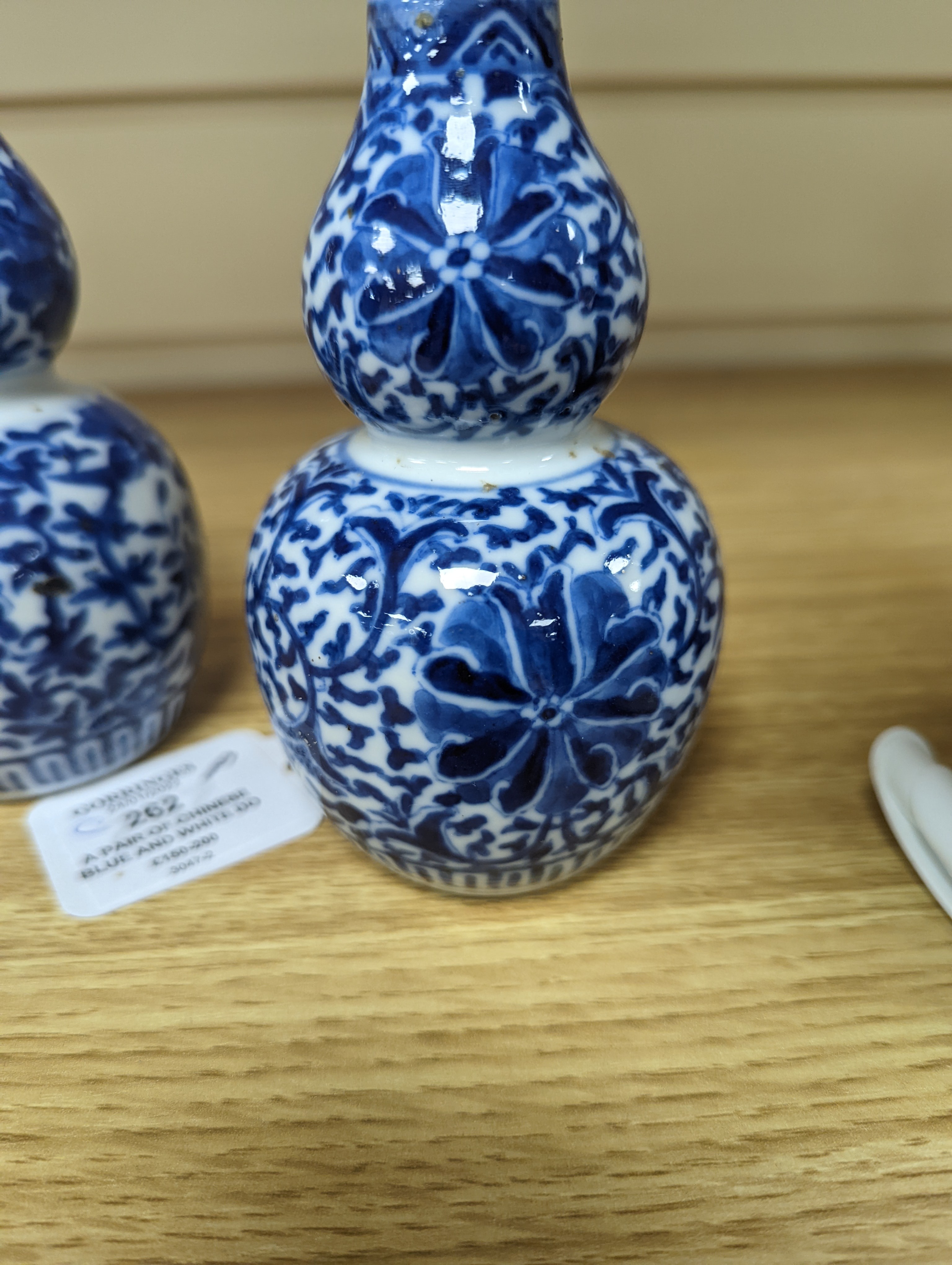 A pair of Chinese blue and white double-gourd small vases 14cm